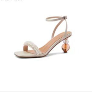 NWOT - Pearl Décor Sandals (Size 7) * White